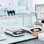 Nejčastější chyby při nákupu laboratorních vah v praxi